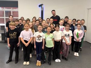 Supporting image for story: Over 60 young performers attend Wicked workshop with West End star