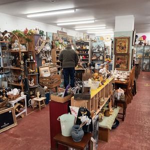 With about 30 independant traders, all under one roof Cosy Cottage Antiques Worfield is much bigger than it seems from the road