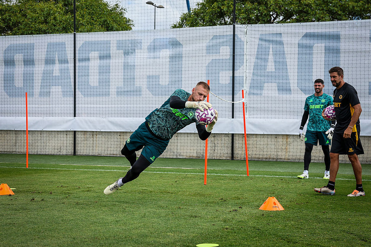 "Get going again" - Wolves goalkeeper Dan Bentley's approach to setbacks puts him in the best position for success