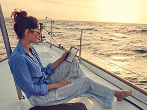 Supporting image for story: You can now get Amazon Kindle Oasis in champagne gold