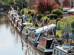 Supporting image for story: Market Drayton floating market pulls in crowds to canal