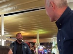 Supporting image for story: WATCH: Emotional fan meets Wolves legend in Chinese restaurant 