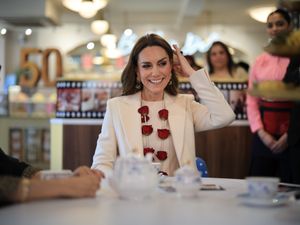 Supporting image for story: Spice girl: Kate proves partial to a chilli chutney as she meets restaurant team