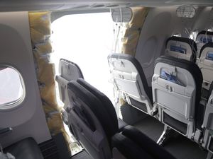 Supporting image for story: Alaska Airlines pilot who safely landed plane after panel blowout sues Boeing