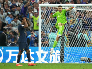 Supporting image for story: Aston Villa's Emi Martinez helps sick kids