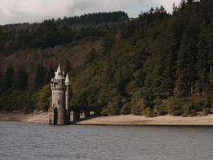 Supporting image for story: Water from Lake Vyrnwy and the River Severn could be piped to London to help with drought