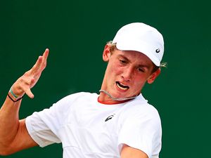 Supporting image for story: Wolverhampton wonderkid Henry Searle wants to emulate golden heroes