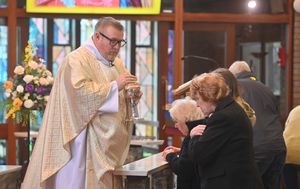 WOLBERHAMPTON COPYRIGHT NATIONAL WORLD STEVE LEATH 21/04/25Father Craig Fullard at St Josephs Church (East Park) leads a service paying tribute to the Pope who has dies.