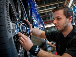 Supporting image for story: Rolls-Royce sees sales hit record levels in 2021