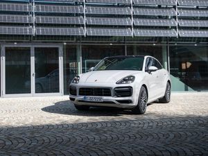 Supporting image for story: Porsche boosts electric range for Cayenne E-Hybrid models