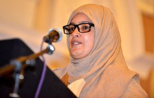 Jamilla Fazal, winner of the Newbie Volunteer Award, gives her acceptance speech 