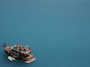 Supporting image for story: This is why the water around Istanbul has turned bright turquoise