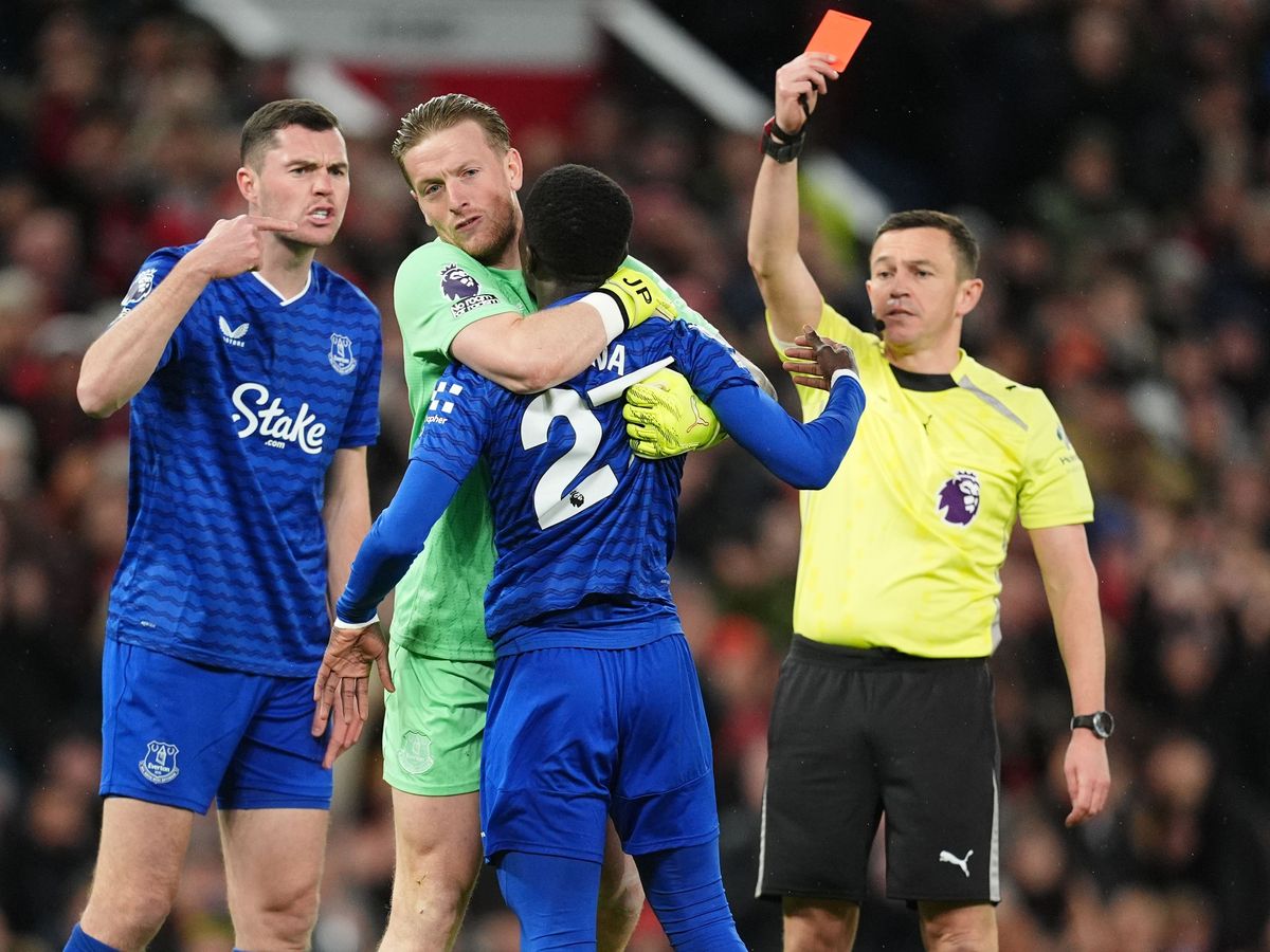 Everton beat Man Utd despite Idrissa Gana Gueye red for slapping Michael Keane