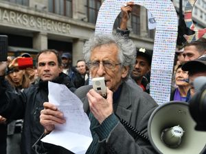 Supporting image for story: Anti-lockdown marchers in London compare Covid-19 to man flu