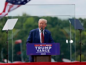 Supporting image for story: Trump appears behind bulletproof glass at first outdoor rally since shooting