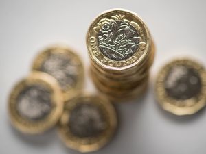 Supporting image for story: Fact check: UK quarterly GDP outpaced the US, but annually it fell behind