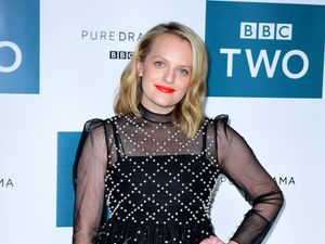 Supporting image for story: Actress Elisabeth Moss debuts surprise first pregnancy on US talk show