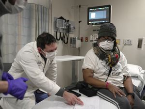 Supporting image for story: Woman becomes longest living survivor after pig organ transplant