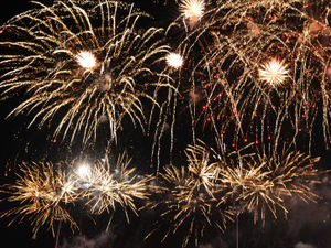 Supporting image for story: WATCH: Thousands fill Wolverhampton Racecourse for Friday night fireworks