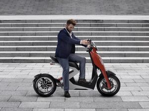 Supporting image for story: Zapp lifts the lid on high-performance i300 electric scooter