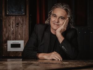 Supporting image for story: Famous frontman set to return to West Midlands venue