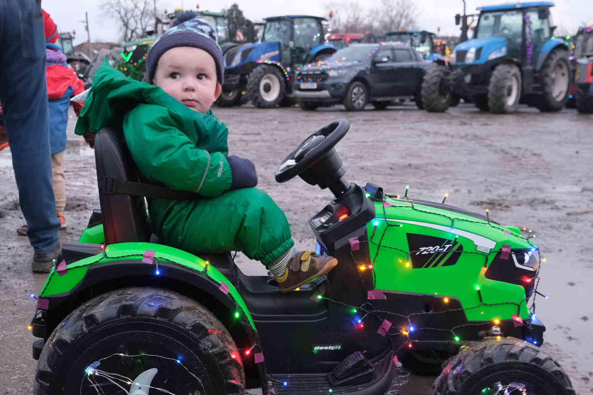10 spectacular pictures from Kington&rsquo;s illuminated tractor run