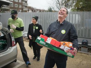 Supporting image for story: Starmer unveils ‘clap for carers’ Christmas card