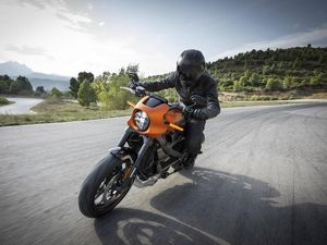Supporting image for story: Harley-Davison unveils all-electric LiveWire motorcycle