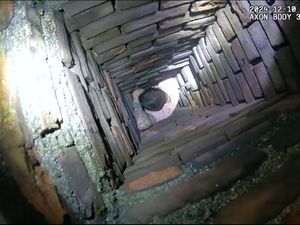 Supporting image for story: Man seeking to escape police gets stuck in chimney