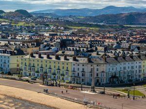 Supporting image for story: Wales considering quarantine restrictions for UK citizens under lockdown