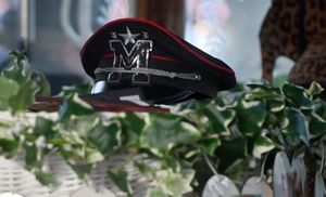 A hat with the letter M was put on the entertainer's coffin.