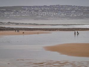 Supporting image for story: Footage shows rescue of surfer caught in powerful rip current