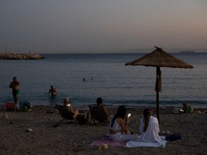 Supporting image for story: Greek authorities order work breaks as temperatures soar past 40C