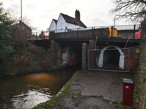 Supporting image for story: Penkridge canal subsidence: Bridge and tunnel near pub still closed off to motorists, boaters and walkers