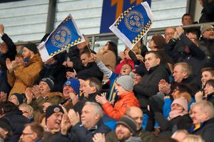 The fans appreciate the performance. (AMA)