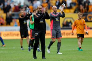 Nuno applauds the Wolves fans at full time (© AMA / Malcolm Couzens)