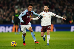 Aston Villa's Boubacar Kamara and Manchester City's Bernardo Silva 