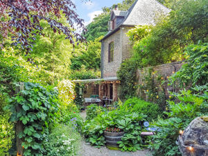Supporting image for story: Three properties near historic castle on Shropshire border go on sale - all for the price of one