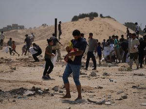 Supporting image for story: At least 26 killed seeking aid in Gaza as Netanyahu faces growing criticism