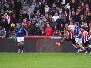 Supporting image for story: Bryan Mbeumo’s late goal earns Brentford a dramatic win over Ipswich