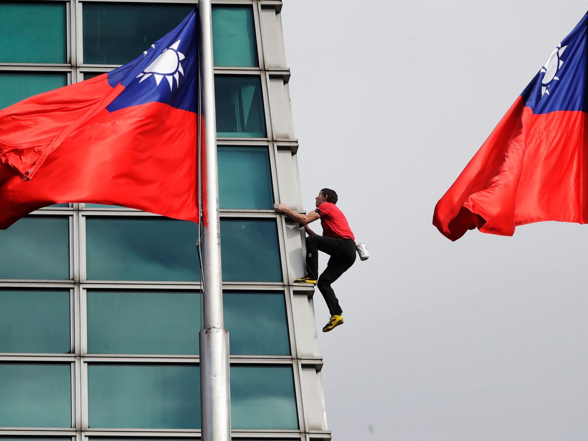US rock climber scales Taiwan skyscraper without ropes US rock climber scales Taiwan skyscraper without ropes