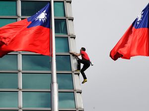 Supporting image for story: US rock climber scales Taiwan skyscraper without ropes