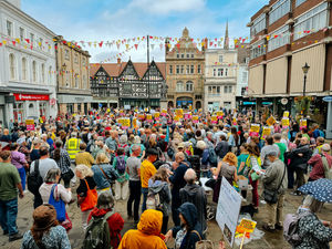 Supporting image for story: Hundreds of anti-racism protesters descend on Shrewsbury to oppose a planned demonstration by the far right