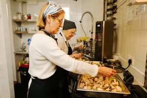 Food Coordinator Julia Doig and volunteer Pauline Green preparing lunch