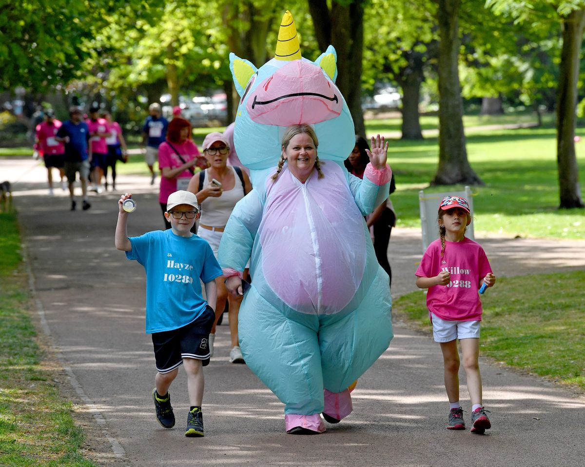 12 joyful pictures of Wolverhamptons Race for Life as hundreds take part in run for charity