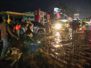 Supporting image for story: Military deployed after deadly flooding in Kenyan capital