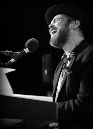 Gaz Coombes. Picture by: Chris Close