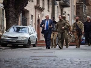 Supporting image for story: Johnson visits Kyiv to offer troop training to ‘change equation’ against Russia