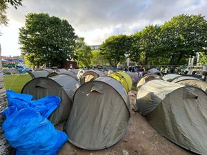 Supporting image for story: Operation to move migrants from Grand Canal encampment under way