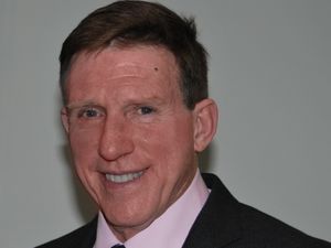 Supporting image for story: Policeman who saved collapsed man's life given national award